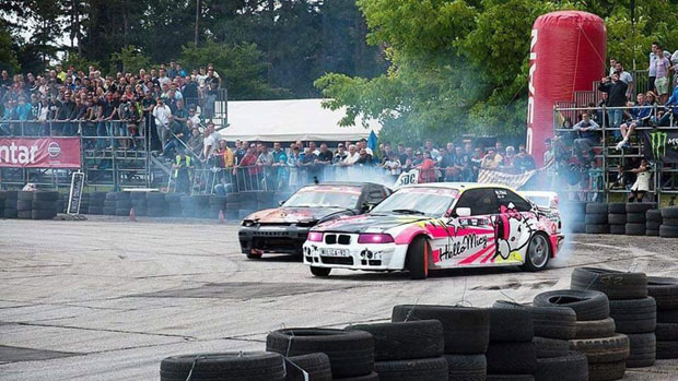 Лепа Милица вози баш мушки: Војвођанка на тркама разбија предрасуде о умећу жена за воланом